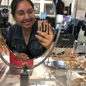 Meet your Posher, Alma